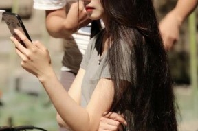 诺米走红不忘家乡小涵娱乐吃瓜,小涵娱乐吃瓜见证友谊